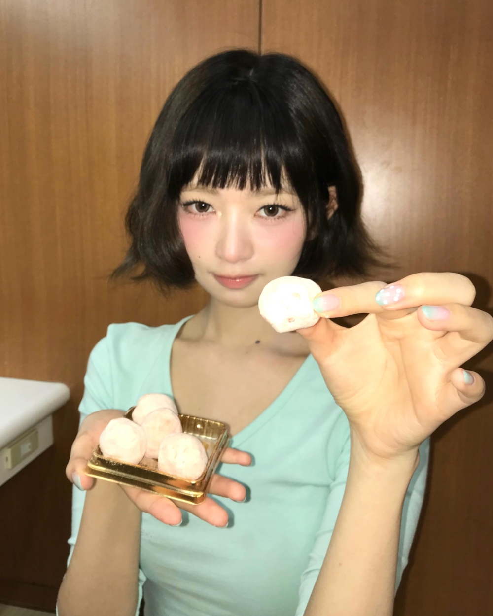 「眼下胭脂」將色彩放在眼下靠近顴骨的位置，再向雙頰自然暈開