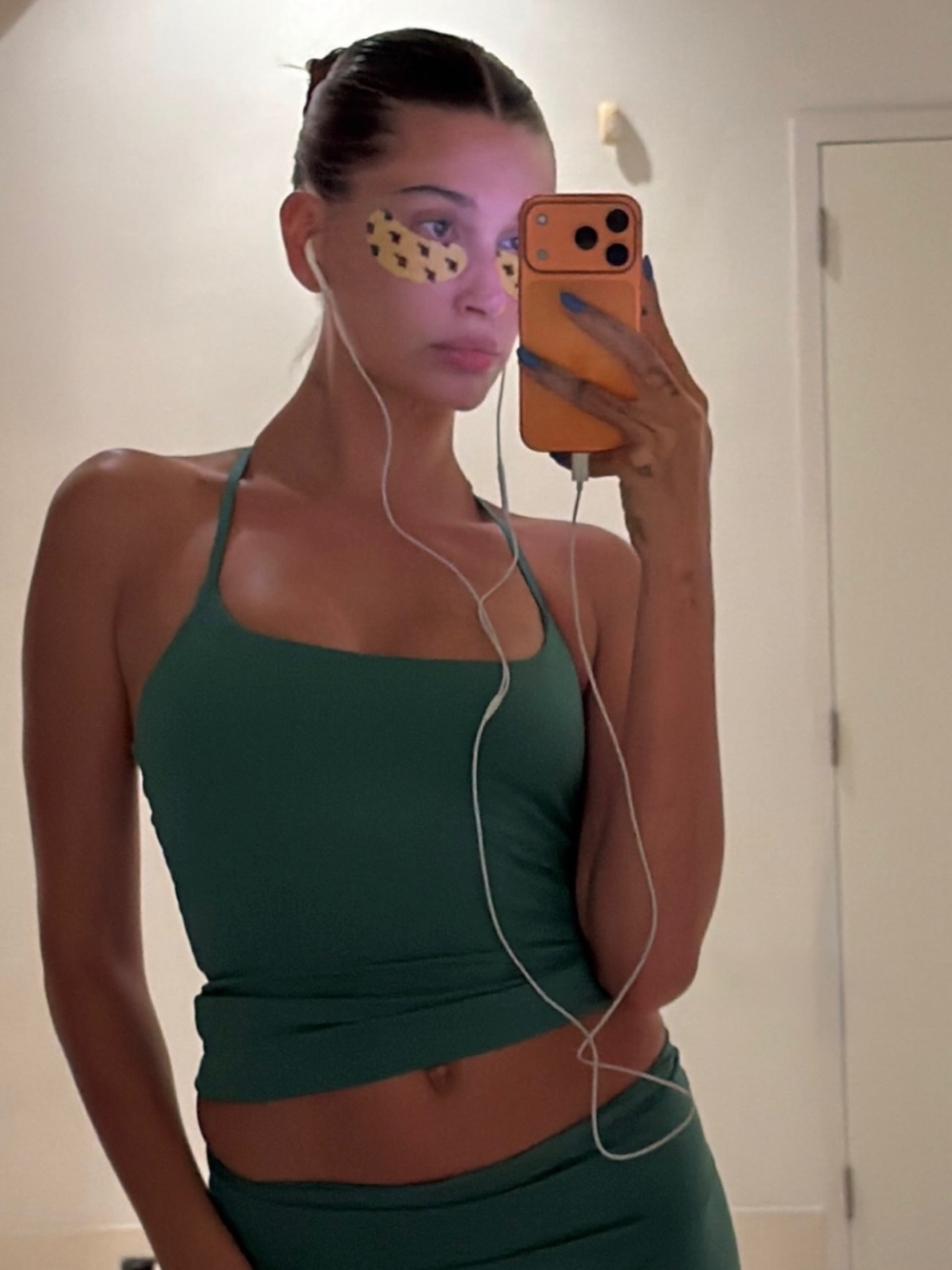 Hailey Bieber上身Adanola單品