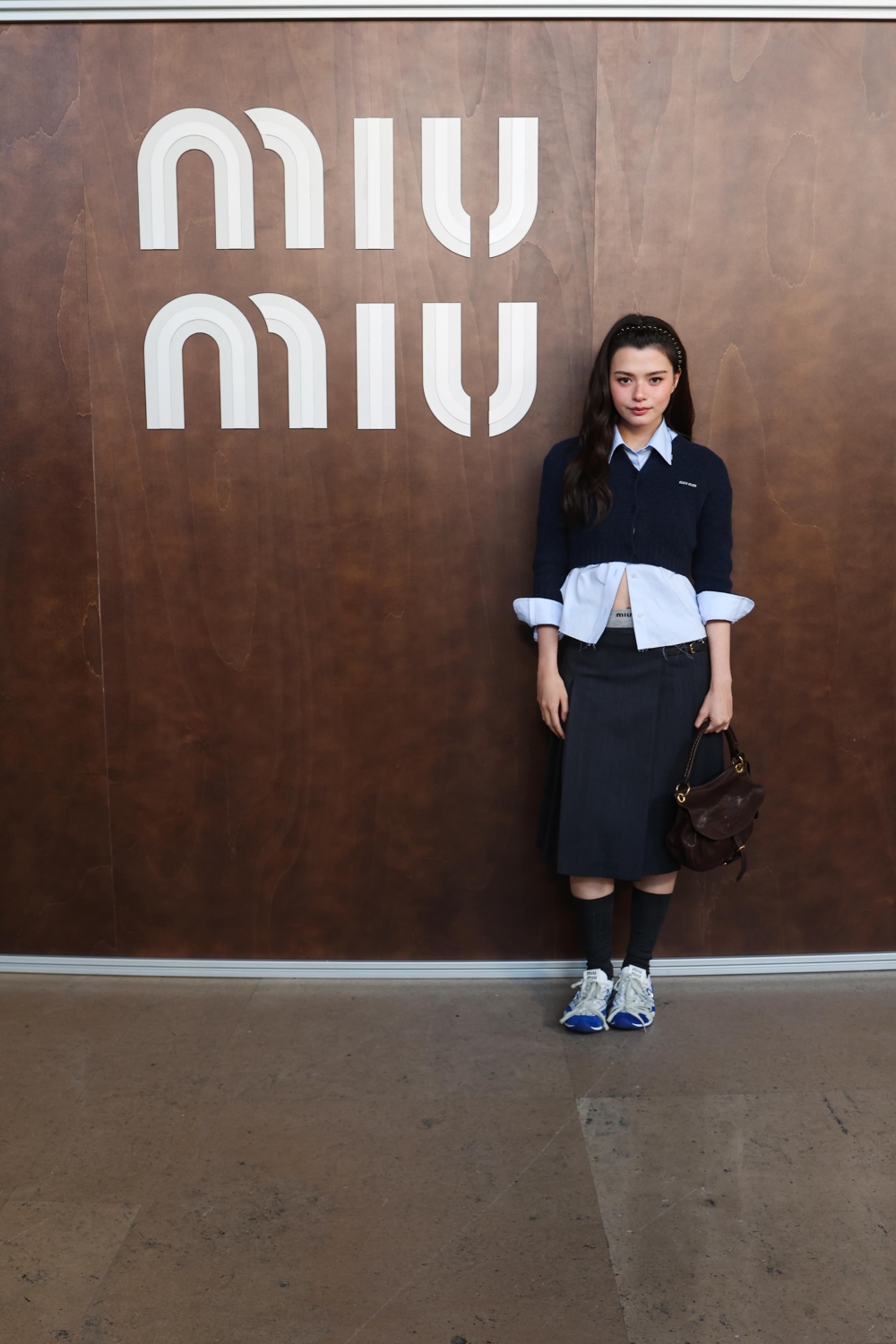 其中Becky以完整Miu Miu造型亮相巴黎，從機場造型到秀場Look都延續品牌帶有少女感又不失個性的風格