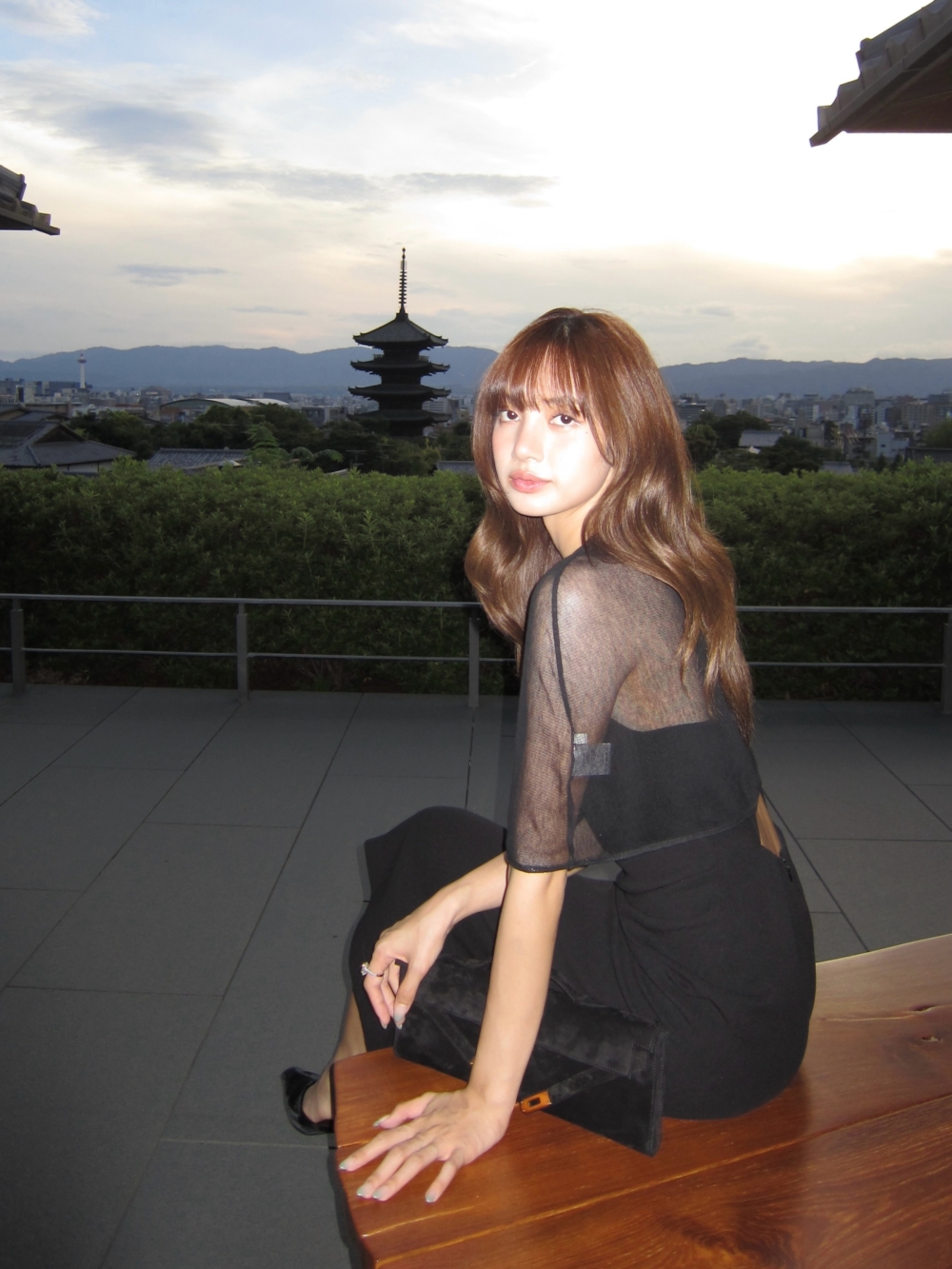 在京都夜景前，Lisa換上黑色背心洋裝，外搭Paloma Wool黑色透視短版罩衫