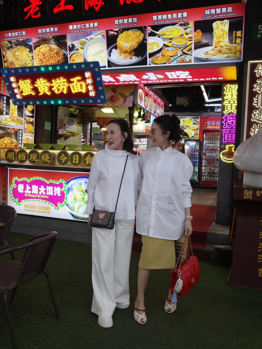 既保留經典口蓋包的優雅輪廓，也透過鮮明色彩與特殊紋理增添個性