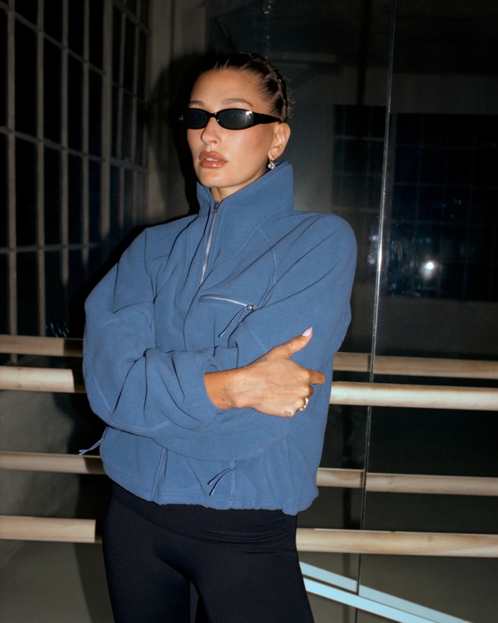 運動服不一定要全身貼身。這次聯名也加入Funnel Neck Polar Fleece刷毛外套