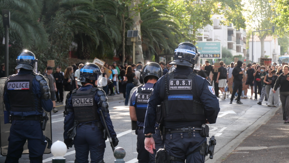 示威期間，數名青少年在警民衝突中遭到鎮暴武器重傷