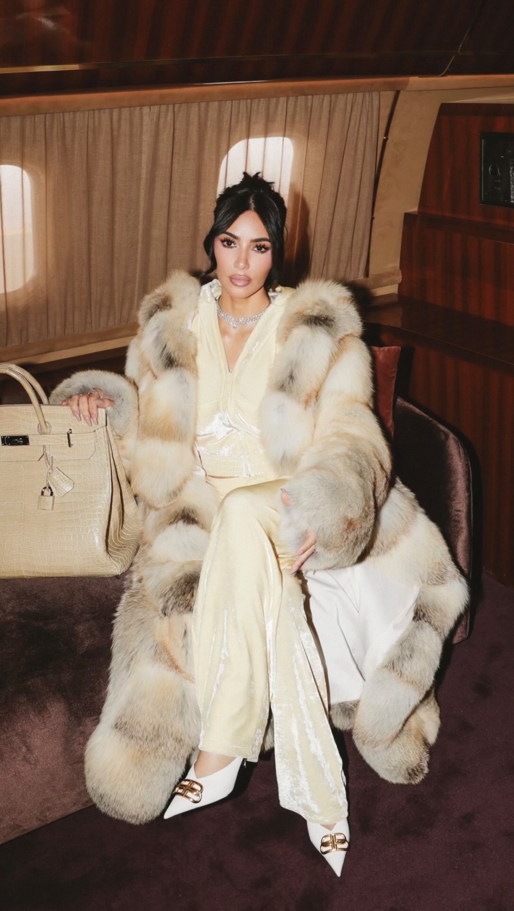 Kim Kardashian手持的這款Hermès Birkin，以淺米色鱷魚皮搭配金色金屬配件，呈現優雅而貴氣的質感