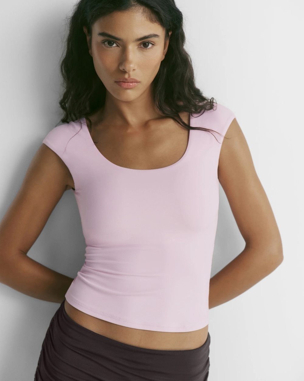 Scoop Back Long Sleeve Top以圓弧低背剪裁為特色