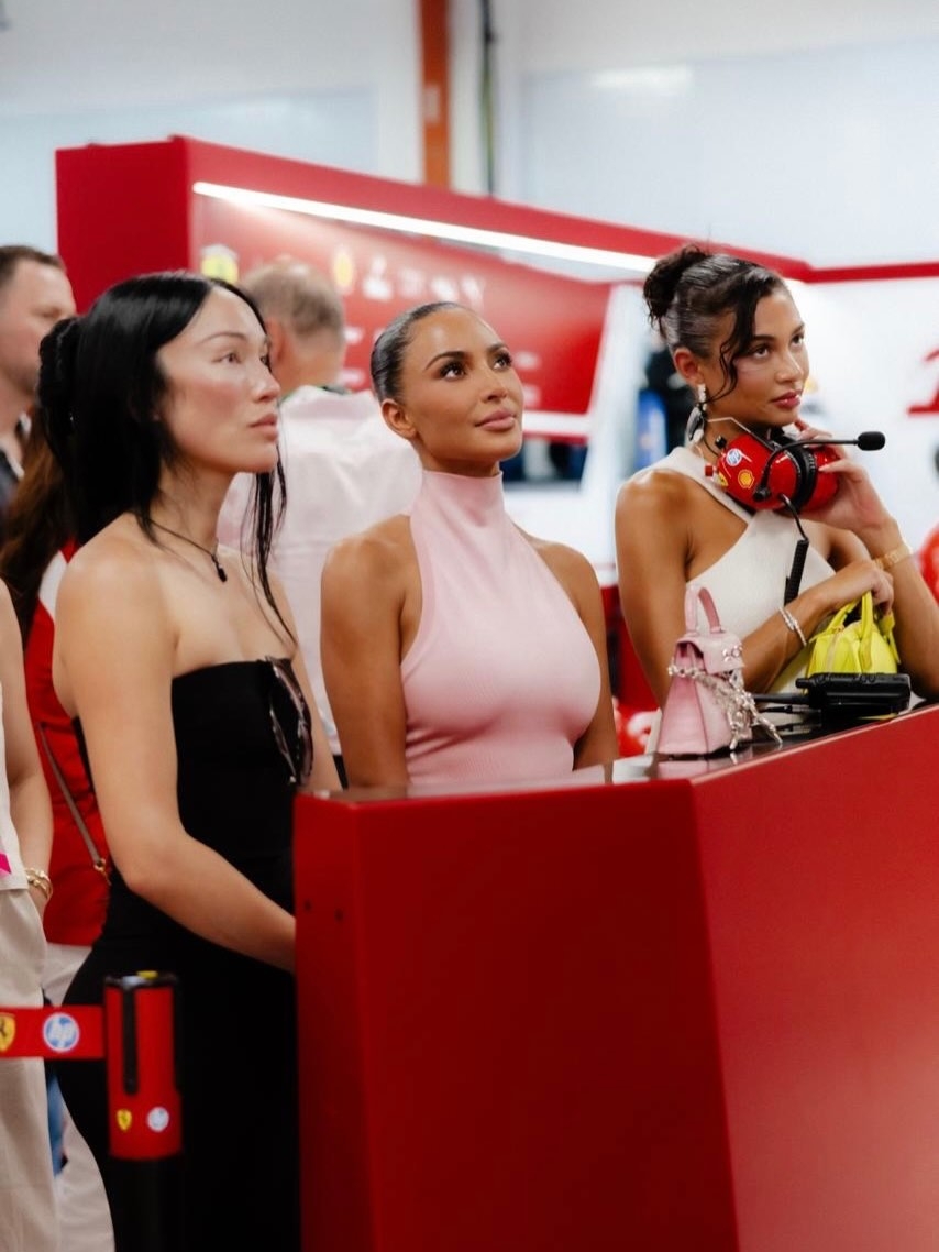 Kim Kardashian在F1新加坡大獎賽期間，手提粉紅色Hermès Mini Kelly與服裝相互呼應