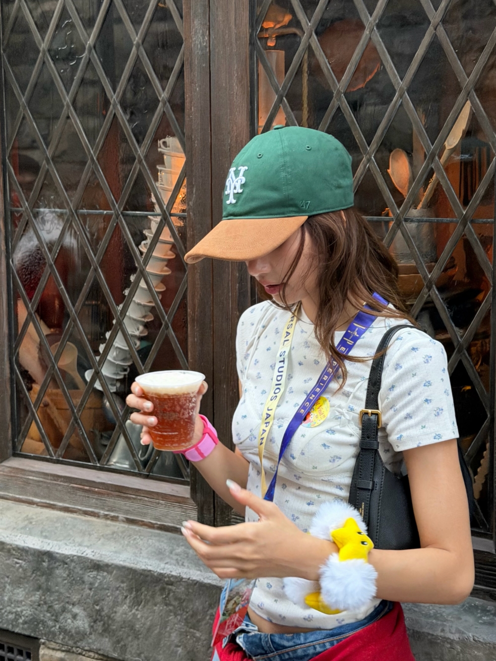 Lisa穿上MARK GONG碎花短版上衣，搭配牛仔褲與Kith x '47 Brand拼色棒球帽，展現充滿活力的街頭風格