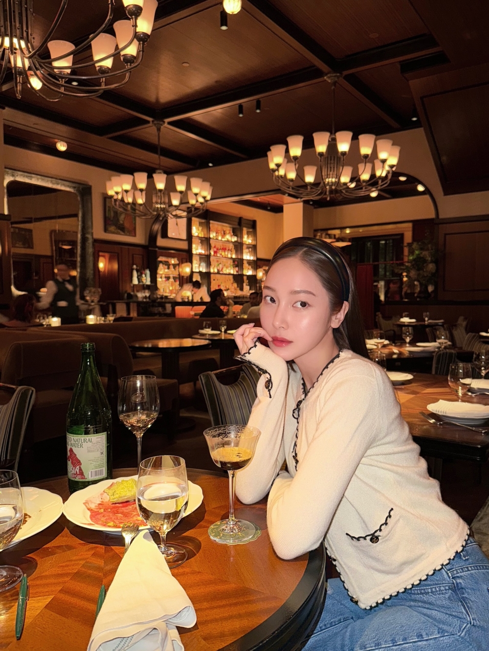 近年席捲社群的Clean Girl風格：俐落的中分髮型、光澤感底妝、自然眉毛、裸色唇妝