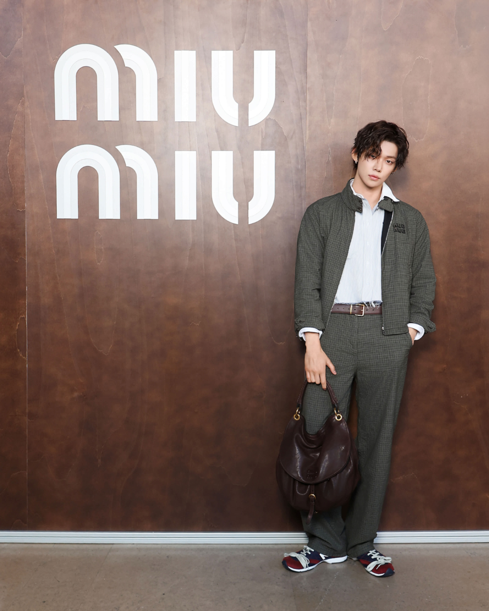Yeonjun則以男裝造型現身，替「Miu Miu Boy」風格再添一種俐落感